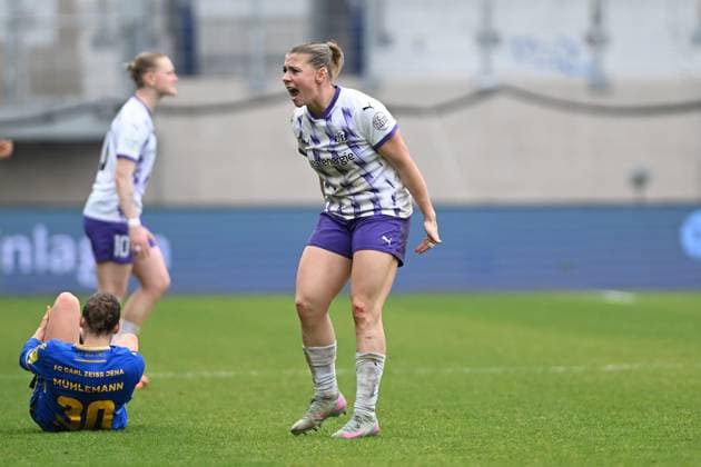 RECORD DATE NOT STATED Ramona Maier (9; SGS Essen) zeigt intensive Emotion, während Elena Mühlemann (30; FC Carl Zeiss Jena) am Boden liegt Intensive Reaktion auf dem Spielfeld Copyright: xSpeedshotx