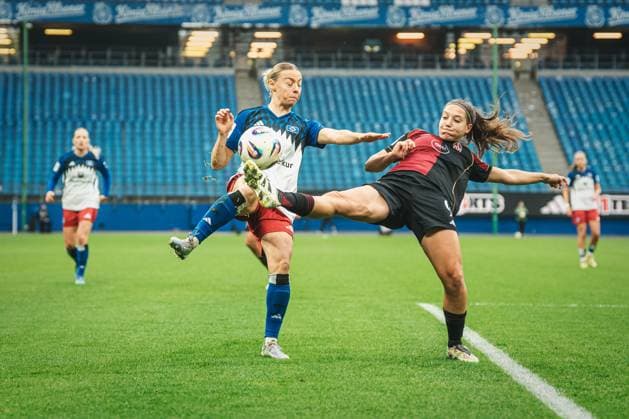 Google Pixel Frauen-Bundesliga: Hamburger SV vs. 1. FC Nürnberg, 09.11.2025 Sophie Hillebrand (Hamburger SV, 22) gegen Laura Miller (1. FC Nürnberg, 9); Fußball, Google Pixel Frauen-Bundesliga, 10. Spieltag: Hamburger SV vs. 1. FC Nürnberg am 09.11.2025 im Volksparkstadion, Hamburg DFB DFL REGULATIONS PROHIBIT ANY USE OF PHOTOGRAPHS AS IMAGE SEQUENCES AND OR QUASI-VIDEO. Copyright: xBEAUTIFULxSPORTS Tonhäuserx