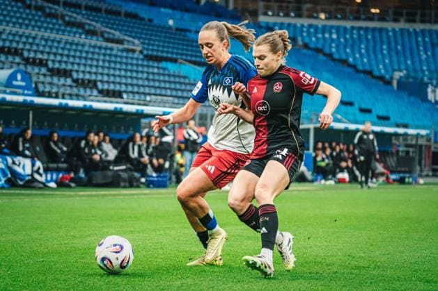 Google Pixel Frauen-Bundesliga: Hamburger SV vs. 1. FC Nürnberg, 09.11.2025 Victoria Schulz (Hamburger SV, 19) gegen Marlene Lindner (1. FC Nürnberg, 14); Fußball, Google Pixel Frauen-Bundesliga, 10. Spieltag: Hamburger SV vs. 1. FC Nürnberg am 09.11.2025 im Volksparkstadion, Hamburg DFB DFL REGULATIONS PROHIBIT ANY USE OF PHOTOGRAPHS AS IMAGE SEQUENCES AND OR QUASI-VIDEO. *** Google Pixel Frauen Bundesliga Hamburger SV vs 1 FC Nürnberg, 09 11 2025 Victoria Schulz Hamburger SV, 19 vs Marlene Lindner 1 FC Nürnberg, 14 Soccer, Google Pixel Frauen Bundesliga, 10 Matchday Hamburger SV vs 1 FC Nürnberg on 09 11 2025 at Volksparkstadion, Hamburg DFB DFL REGULATIONS PROHIBIT ANY USE OF PHOTOGRAPHS AS IMAGE SEQUENCES AND OR QUASI VIDEO Copyright: xBEAUTIFULxSPORTS Tonhäuserx