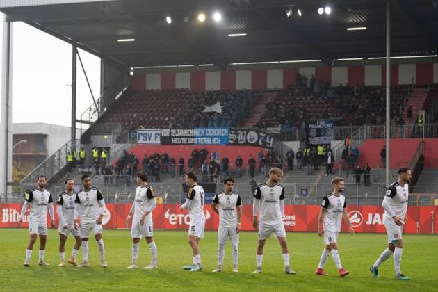 09.11.2025, xhfmx, Fussball Regionalliga Suedwest, FSV Mainz 05 U23 - FSV Frankfurt Einlauf FSV mit Fans im Hintergrund (DFL DFB REGULATIONS PROHIBIT ANY USE OF PHOTOGRAPHS as IMAGE SEQUENCES and or QUASI-VIDEO) Mainz