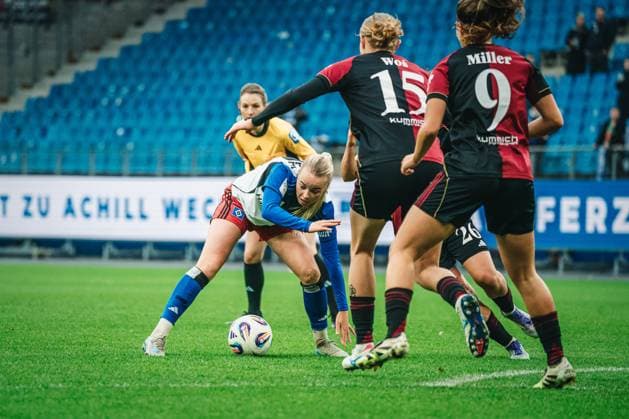 Google Pixel Frauen-Bundesliga: Hamburger SV vs. 1. FC Nürnberg, 09.11.2025 Mia Büchele (Hamburger SV, 17) am Ball; Fußball, Google Pixel Frauen-Bundesliga, 10. Spieltag: Hamburger SV vs. 1. FC Nürnberg am 09.11.2025 im Volksparkstadion, Hamburg DFB DFL REGULATIONS PROHIBIT ANY USE OF PHOTOGRAPHS AS IMAGE SEQUENCES AND OR QUASI-VIDEO. Copyright: xBEAUTIFULxSPORTS Tonhäuserx