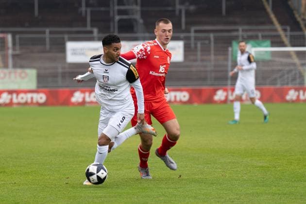 09.11.2025, xhfmx, Fussball Regionalliga Suedwest, FSV Mainz 05 U23 - FSV Frankfurt v.l. Amin Farouk (FSV Frankfurt) und Philipp Schulz (1.FSV Mainz 05 II) (DFL DFB REGULATIONS PROHIBIT ANY USE OF PHOTOGRAPHS as IMAGE SEQUENCES and or QUASI-VIDEO) Mainz