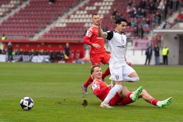 09.11.2025, xhfmx, Fussball Regionalliga Suedwest, FSV Mainz 05 U23 - FSV Frankfurt v.l. Isamil Harnafi (FSV Frankfurt) und Konstantin Schopp (1.FSV Mainz 05)) (DFL DFB REGULATIONS PROHIBIT ANY USE OF PHOTOGRAPHS as IMAGE SEQUENCES and or QUASI-VIDEO) Mainz