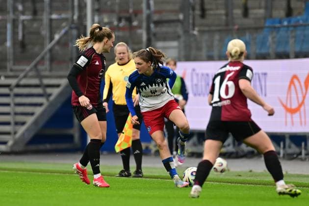 Fußball I Frauen I Saison 2025-2026 I Bundesliga I 10. Spieltag I Hamburger SV - 1. FC Nürnberg I 09.11.2025 Luisa Guttenberger (4, 1. FC Nürnberg) Lotta Wrede (32, Hamburger SV) Aleigh Gambone (16, 1. FC Nürnberg) Hamburg Volkspark, Volksparkstadion, Stadion, Volkspark-Stadion Hamburg Deutschland Copyright: xLobeca FelixxSchlikisx