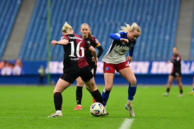 Fußball I Frauen I Saison 2025-2026 I Bundesliga I 10. Spieltag I Hamburger SV - 1. FC Nürnberg I 09.11.2025 Aleigh Gambone (16, 1. FC Nürnberg) Mia Büchele (17, Hamburger SV) Hamburg Volkspark, Volksparkstadion, Stadion, Volkspark-Stadion Hamburg Deutschland Copyright: xLobeca FelixxSchlikisx