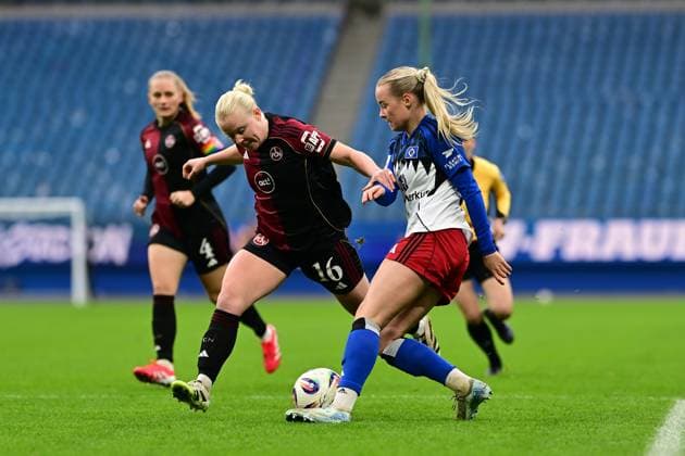 Fußball I Frauen I Saison 2025-2026 I Bundesliga I 10. Spieltag I Hamburger SV - 1. FC Nürnberg I 09.11.2025 Aleigh Gambone (16, 1. FC Nürnberg) bMia Büchele (17, Hamburger SV) Hamburg Volkspark, Volksparkstadion, Stadion, Volkspark-Stadion Hamburg Deutschland Copyright: xLobeca FelixxSchlikisx