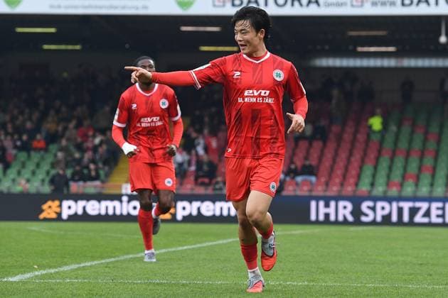 Fußball Regionalliga Staffel West 15. Spieltag Rot-Weiß Oberhausen - VfL Bochum II am 09.11.2025 im Stadion Niederrhein in Oberhausen Torjubel zum 1:0 durch Seok-Ju Hong ( Oberhausen )