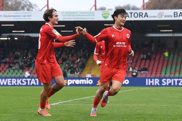 Fußball Regionalliga Staffel West 15. Spieltag Rot-Weiß Oberhausen - VfL Bochum II am 09.11.2025 im Stadion Niederrhein in Oberhausen Torjubel zum 1:0 durch Seok-Ju Hong ( Oberhausen )