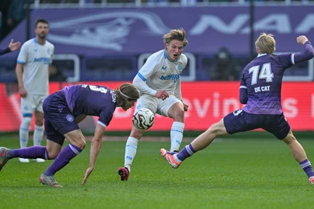 251109 RSC Anderlecht vs Club Brugge Lucas Hey (3) of Anderlecht, Romeo Vermant (17) of Club Brugge and Nathan De Cat (74) of Anderlecht fighting for the ball during the Jupiler Pro League season 2025 - 2026 matchday 14 game between RSC Anderlecht and Club Brugge KV on November 9 , 2025 in Anderlecht, Belgium. (Photo by David Catry Isosport) Anderlecht Belgium  Copyright: xDavidxCatryx 20251109DC2_4221