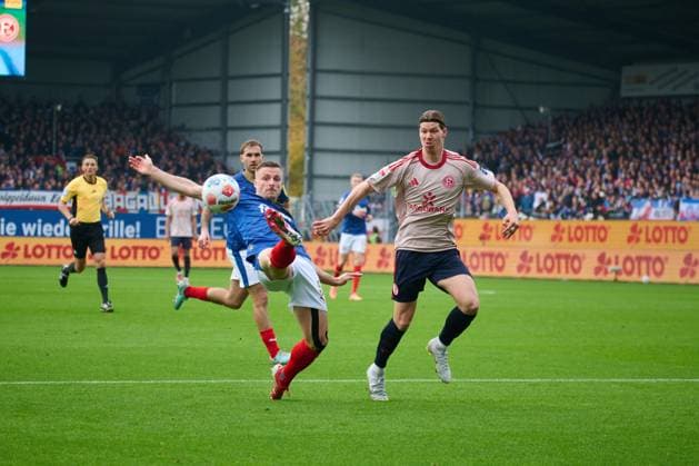 09.11.2025, Fußball, Herren, 2.BL (Bundesliga), Saison 2025 2026, Holstein Kiel - Fortuna Düsseldorf, 12. Spieltag Carl Johansson klärt vor Cedric Itten Kiel Holstein-Stadion Schleswig-Holstein Deutschland