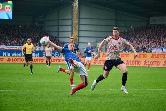 09.11.2025, Fußball, Herren, 2.BL (Bundesliga), Saison 2025 2026, Holstein Kiel - Fortuna Düsseldorf, 12. Spieltag Carl Johansson klärt vor Cedric Itten Kiel Holstein-Stadion Schleswig-Holstein Deutschland