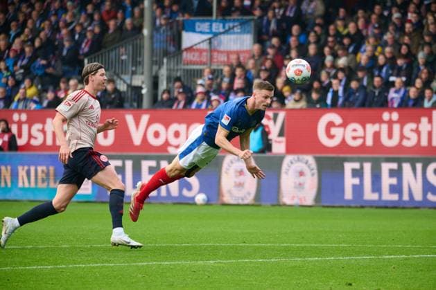 09.11.2025, Fußball, Herren, 2.BL (Bundesliga), Saison 2025 2026, Holstein Kiel - Fortuna Düsseldorf, 12. Spieltag Carl Johansson klärt vor Cedric Itten Kiel Holstein-Stadion Schleswig-Holstein Deutschland