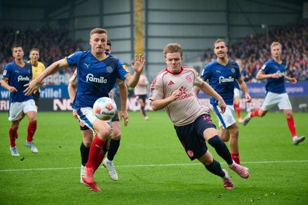 09.11.2025, Fußball, Herren, 2.BL (Bundesliga), Saison 2025 2026, Holstein Kiel - Fortuna Düsseldorf, 12. Spieltag Carl Johansson im Zweikampf Christian Rasmussen Kiel Holstein-Stadion Schleswig-Holstein Deutschland