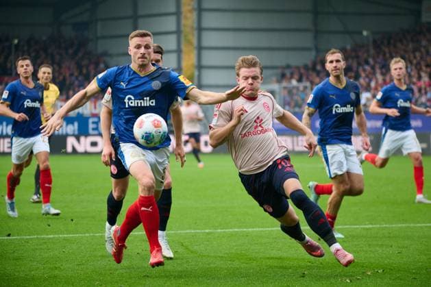 09.11.2025, Fußball, Herren, 2.BL (Bundesliga), Saison 2025 2026, Holstein Kiel - Fortuna Düsseldorf, 12. Spieltag Carl Johansson im Zweikampf Christian Rasmussen Kiel Holstein-Stadion Schleswig-Holstein Deutschland