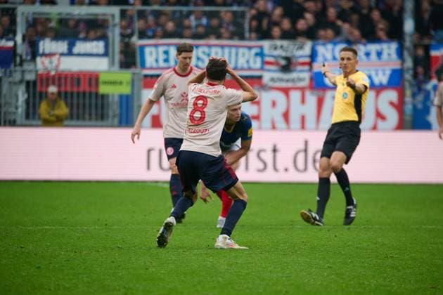 09.11.2025, Fußball, Herren, 2.BL (Bundesliga), Saison 2025 2026, Holstein Kiel - Fortuna Düsseldorf, 12. Spieltag Anouar El Azzouzi reklamiert und bekommt von Schiedsrichter Felix Bickel die gelbe Karte Kiel Holstein-Stadion Schleswig-Holstein Deutschland