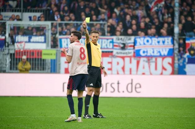 09.11.2025, Fußball, Herren, 2.BL (Bundesliga), Saison 2025 2026, Holstein Kiel - Fortuna Düsseldorf, 12. Spieltag Anouar El Azzouzi reklamiert und bekommt von Schiedsrichter Felix Bickel die gelbe Karte Kiel Holstein-Stadion Schleswig-Holstein Deutschland