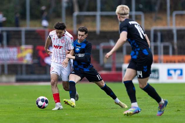 Regionalliga West: Fortuna Köln - SC Paderborn U21, U 21 09.11.2025 Georg Ermolaev (SC Paderborn U21, 11), Vleron Statovci (Fortuna Köln, 4). Regionalliga West, Fortuna Köln - SC Paderborn U21, 15. Spieltag, am 09.11.2025, Südstadion, Köln Copyright: xBEAUTIFULxSPORTS Meuselx