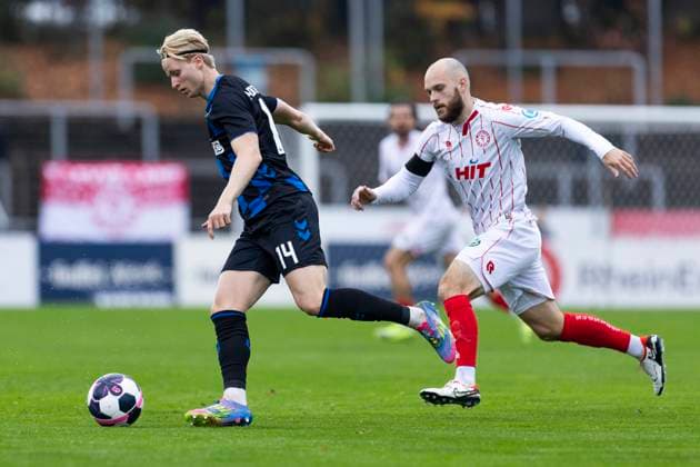 Regionalliga West: Fortuna Köln - SC Paderborn U21, U 21 09.11.2025 Anton Bäuerle (SC Paderborn U21, 14), Adrian Stanilewicz (Fortuna Köln, 20). Regionalliga West, Fortuna Köln - SC Paderborn U21, 15. Spieltag, am 09.11.2025, Südstadion, Köln *** Regionalliga West Fortuna Köln SC Paderborn U21, 09 11 2025 Anton Bäuerle SC Paderborn U21, 14 , Adrian Stanilewicz Fortuna Köln, 20 Regionalliga West, Fortuna Köln SC Paderborn U21, 15 Matchday, on 09 11 2025, Südstadion, Cologne Copyright: xBEAUTIFULxSPORTS Meuselx