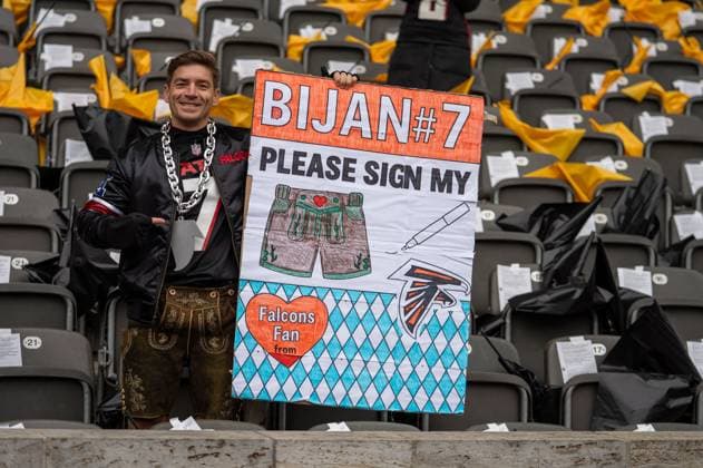 Deutschland, American Football, NFL, American Football Herren, USA Week 10, 2025 2026, Indianapolis Colts - Atlanta Falcons am 09.11. in Berlin (Olympiastadion): Ein großer Bijan Robinson (RB, Atlanta Falcons) Fan Copyright: xSvenxHeidmannx