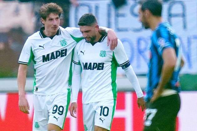 Sassuolo s Domenico Berardi ebrates after scoring 0-3 with Sassuolo s Andrea Pinamonti during the Serie A soccer match between Atalanta and Sassuolo at the New Balance Stadium in Bergamo , north Italy - Sunday , November 09 , 2025. - Soccer .  Copyright: xSpada LaPressex