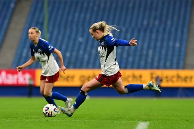 Fußball I Frauen I Saison 2025-2026 I Bundesliga I 10. Spieltag I Hamburger SV - 1. FC Nürnberg I 09.11.2025 Freistoß Mia Büchele (17, Hamburger SV) Hamburg Volkspark, Volksparkstadion, Stadion, Volkspark-Stadion Hamburg Deutschland Copyright: xLobeca FelixxSchlikisx