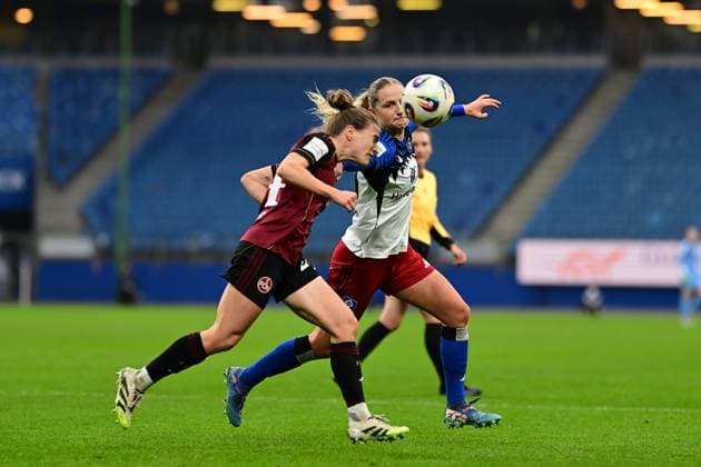 Fußball I Frauen I Saison 2025-2026 I Bundesliga I 10. Spieltag I Hamburger SV - 1. FC Nürnberg I 09.11.2025 Nastassja Lein (24, 1. FC Nürnberg) Nina Räcke (39, Hamburger SV) Hamburg Volkspark, Volksparkstadion, Stadion, Volkspark-Stadion Hamburg Deutschland Copyright: xLobeca FelixxSchlikisx