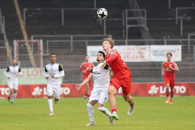09.11.2025, xhfmx, Fussball Regionalliga Suedwest, FSV Mainz 05 U23 - FSV Frankfurt v.l. Isamil Harnafi (FSV Frankfurt) und Konstantin Schopp (1.FSV Mainz 05 II) im Laufduell (DFL DFB REGULATIONS PROHIBIT ANY USE OF PHOTOGRAPHS as IMAGE SEQUENCES and or QUASI-VIDEO) Mainz