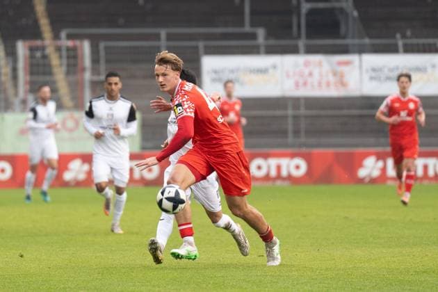 09.11.2025, xhfmx, Fussball Regionalliga Suedwest, FSV Mainz 05 U23 - FSV Frankfurt v.l. Isamil Harnafi (FSV Frankfurt) und Konstantin Schopp (1.FSV Mainz 05 II) im Laufduell (DFL DFB REGULATIONS PROHIBIT ANY USE OF PHOTOGRAPHS as IMAGE SEQUENCES and or QUASI-VIDEO) Mainz