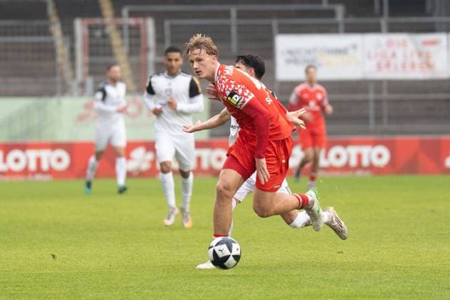 09.11.2025, xhfmx, Fussball Regionalliga Suedwest, FSV Mainz 05 U23 - FSV Frankfurt v.l. Isamil Harnafi (FSV Frankfurt) und Konstantin Schopp (1.FSV Mainz 05 II) im Laufduell (DFL DFB REGULATIONS PROHIBIT ANY USE OF PHOTOGRAPHS as IMAGE SEQUENCES and or QUASI-VIDEO) Mainz