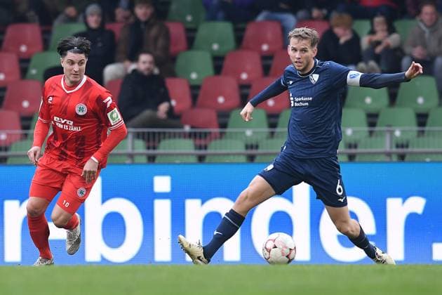 Fußball Regionalliga Staffel West 15. Spieltag Rot-Weiß Oberhausen - VfL Bochum II am 09.11.2025 im Stadion Niederrhein in Oberhausen Moritz Stoppelkamp ( Oberhausen ), links - Lars Holtkamp ( Bochum ), rechts