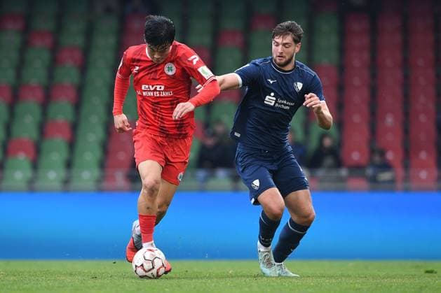Fußball Regionalliga Staffel West 15. Spieltag Rot-Weiß Oberhausen - VfL Bochum II am 09.11.2025 im Stadion Niederrhein in Oberhausen Seok-Ju Hong ( Oberhausen ), links - Daniel Hülsenbusch ( Bochum ), rechts