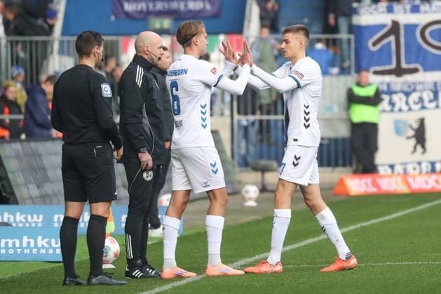 09.11.2025, xgox, Fussball - 2.Bundesliga 1.FC Magdeburg - SC Padernborn 07 emspor, v.l. Luis Engelns (Paderborn, 6) wird für Filip Biblija (Paderborn, 7) ausgewechselt, Auswechslung (DFL DFB REGULATIONS PROHIBIT ANY USE OF PHOTOGRAPHS as IMAGE SEQUENCES and or QUASI-VIDEO) Magdeburg