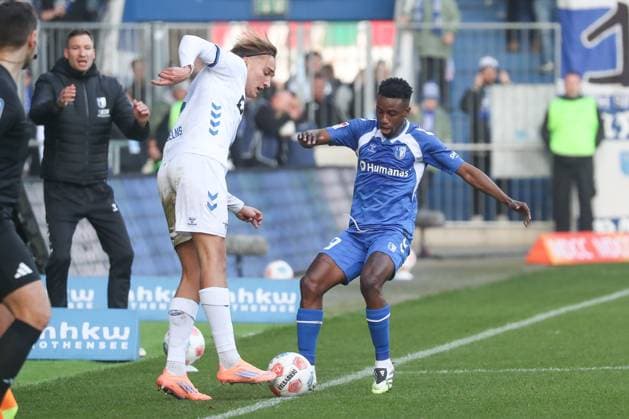 09.11.2025, xgox, Fussball - 2.Bundesliga 1.FC Magdeburg - SC Padernborn 07 emspor, v.l. Luis Engelns (Paderborn, 6), Lubambo Musonda (Magdeburg, 19) Zweikampf, Duell, Kampf, tackle (DFL DFB REGULATIONS PROHIBIT ANY USE OF PHOTOGRAPHS as IMAGE SEQUENCES and or QUASI-VIDEO) Magdeburg
