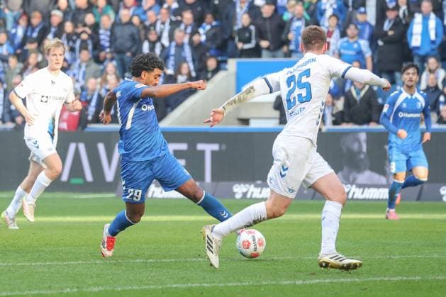09.11.2025, xgox, Fussball - 2.Bundesliga 1.FC Magdeburg - SC Padernborn 07 emspor, v.l. Rayan Ghrieb (Magdeburg, 29), Tjark Scheller (Paderborn, 25) Torschuss, schiesst den Ball aufs Tor, Schuss (DFL DFB REGULATIONS PROHIBIT ANY USE OF PHOTOGRAPHS as IMAGE SEQUENCES and or QUASI-VIDEO) Magdeburg