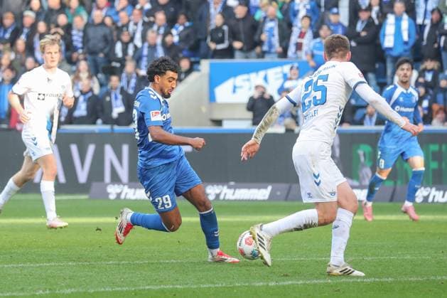 09.11.2025, xgox, Fussball - 2.Bundesliga 1.FC Magdeburg - SC Padernborn 07 emspor, v.l. Rayan Ghrieb (Magdeburg, 29), Tjark Scheller (Paderborn, 25) Torschuss, schiesst den Ball aufs Tor, Schuss (DFL DFB REGULATIONS PROHIBIT ANY USE OF PHOTOGRAPHS as IMAGE SEQUENCES and or QUASI-VIDEO) Magdeburg