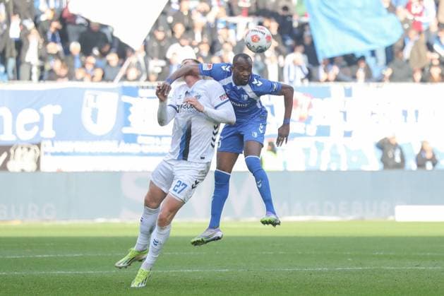 09.11.2025, xgox, Fussball - 2.Bundesliga 1.FC Magdeburg - SC Padernborn 07 emspor, v.l. Steffen Tigges (Paderborn, 27), Silas Gnaka (Magdeburg, 25) Zweikampf, Duell, Kampf, tackle (DFL DFB REGULATIONS PROHIBIT ANY USE OF PHOTOGRAPHS as IMAGE SEQUENCES and or QUASI-VIDEO) Magdeburg