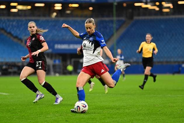 Fußball I Frauen I Saison 2025-2026 I Bundesliga I 10. Spieltag I Hamburger SV - 1. FC Nürnberg I 09.11.2025 Schuss Sophie Hillebrand (22, Hamburger SV) Hamburg Volkspark, Volksparkstadion, Stadion, Volkspark-Stadion Hamburg Deutschland Copyright: xLobeca FelixxSchlikisx