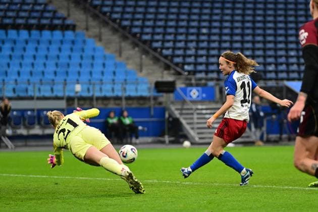 Fußball I Frauen I Saison 2025-2026 I Bundesliga I 10. Spieltag I Hamburger SV - 1. FC Nürnberg I 09.11.2025 Larissa Rusek (21, 1. FC Nürnberg) gegen Melanie Brunnthaler (11, Hamburger SV) die das 1:0 schießt, TOR! Hamburg Volkspark, Volksparkstadion, Stadion, Volkspark-Stadion Hamburg Deutschland Copyright: xLobeca FelixxSchlikisx