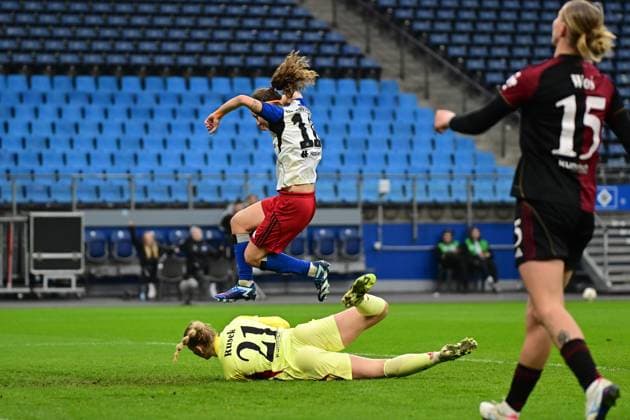 Fußball I Frauen I Saison 2025-2026 I Bundesliga I 10. Spieltag I Hamburger SV - 1. FC Nürnberg I 09.11.2025 Melanie Brunnthaler (11, Hamburger SV) springt nach dem Tor zum 1:0 über Larissa Rusek (21, 1. FC Nürnberg) Hamburg Volkspark, Volksparkstadion, Stadion, Volkspark-Stadion Hamburg Deutschland Copyright: xLobeca FelixxSchlikisx