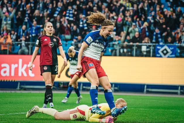 Google Pixel Frauen-Bundesliga: Hamburger SV vs. 1. FC Nürnberg, 09.11.2025 TOR, JUBEL, Die HSV Frauen zum 1:0 durch Melanie Brunnthaler (Hamburger SV, 11); Fußball, Google Pixel Frauen-Bundesliga, 10. Spieltag: Hamburger SV vs. 1. FC Nürnberg am 09.11.2025 im Volksparkstadion, Hamburg DFB DFL REGULATIONS PROHIBIT ANY USE OF PHOTOGRAPHS AS IMAGE SEQUENCES AND OR QUASI-VIDEO. Copyright: xBEAUTIFULxSPORTS Tonhäuserx