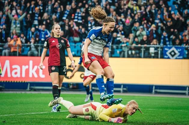 Google Pixel Frauen-Bundesliga: Hamburger SV vs. 1. FC Nürnberg, 09.11.2025 TOR, JUBEL, Die HSV Frauen zum 1:0 durch Melanie Brunnthaler (Hamburger SV, 11); Fußball, Google Pixel Frauen-Bundesliga, 10. Spieltag: Hamburger SV vs. 1. FC Nürnberg am 09.11.2025 im Volksparkstadion, Hamburg DFB DFL REGULATIONS PROHIBIT ANY USE OF PHOTOGRAPHS AS IMAGE SEQUENCES AND OR QUASI-VIDEO. Copyright: xBEAUTIFULxSPORTS Tonhäuserx