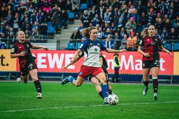 Google Pixel Frauen-Bundesliga: Hamburger SV vs. 1. FC Nürnberg, 09.11.2025 TOR, JUBEL, Die HSV Frauen zum 1:0 durch Melanie Brunnthaler (Hamburger SV, 11); Fußball, Google Pixel Frauen-Bundesliga, 10. Spieltag: Hamburger SV vs. 1. FC Nürnberg am 09.11.2025 im Volksparkstadion, Hamburg DFB DFL REGULATIONS PROHIBIT ANY USE OF PHOTOGRAPHS AS IMAGE SEQUENCES AND OR QUASI-VIDEO. Copyright: xBEAUTIFULxSPORTS Tonhäuserx