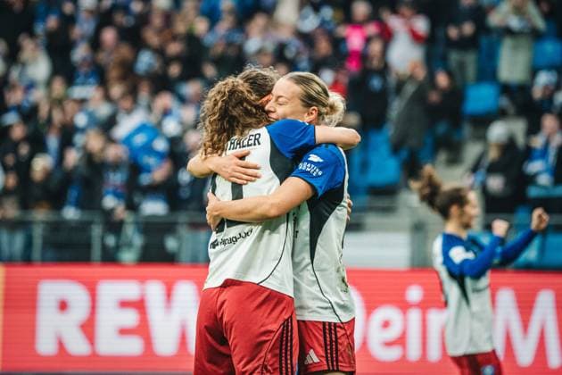 Google Pixel Frauen-Bundesliga: Hamburger SV vs. 1. FC Nürnberg, 09.11.2025 TOR, JUBEL, Die HSV Frauen zum 1:0 durch Melanie Brunnthaler (Hamburger SV, 11); Fußball, Google Pixel Frauen-Bundesliga, 10. Spieltag: Hamburger SV vs. 1. FC Nürnberg am 09.11.2025 im Volksparkstadion, Hamburg DFB DFL REGULATIONS PROHIBIT ANY USE OF PHOTOGRAPHS AS IMAGE SEQUENCES AND OR QUASI-VIDEO. Copyright: xBEAUTIFULxSPORTS Tonhäuserx