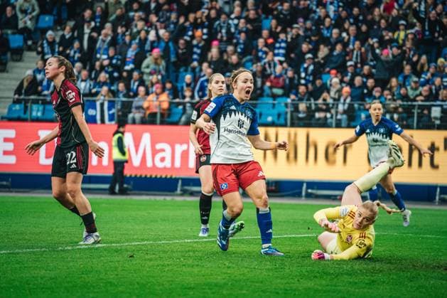 Google Pixel Frauen-Bundesliga: Hamburger SV vs. 1. FC Nürnberg, 09.11.2025 TOR, JUBEL, Die HSV Frauen zum 1:0 durch Melanie Brunnthaler (Hamburger SV, 11); Fußball, Google Pixel Frauen-Bundesliga, 10. Spieltag: Hamburger SV vs. 1. FC Nürnberg am 09.11.2025 im Volksparkstadion, Hamburg DFB DFL REGULATIONS PROHIBIT ANY USE OF PHOTOGRAPHS AS IMAGE SEQUENCES AND OR QUASI-VIDEO. Copyright: xBEAUTIFULxSPORTS Tonhäuserx