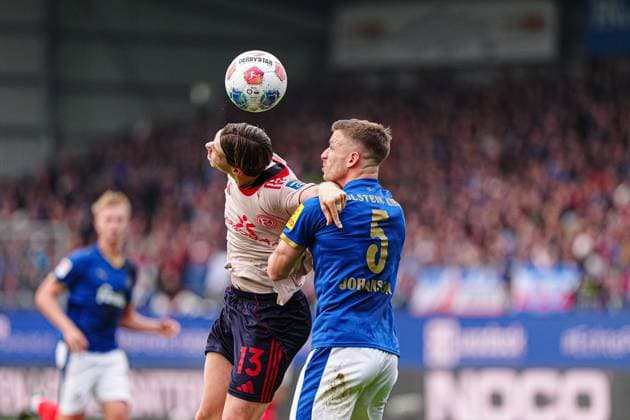 Kopfballduell Luftzweikampf Cedric Itten (Fortuna Duesseldorf, 13), Carl Johansson (Holstein Kiel, 05) GER, Holstein Kiel vs. Fortuna Duesseldorf, Fussball, 2. Bundesliga, Spieltag 12, Saison 2025 2026, 09.11.2025 DFL REGULATIONS PROHIBIT ANY USE OF PHOTOGRAPHS AS IMAGE SEQUENCES AND OR QUASI-VIDEO GER, Holstein Kiel vs. Fortuna Duesseldorf, Fussball, 2. Bundesliga, Spieltag 12, Saison 2025 2026, 09.11.2025 Kiel Copyright: xEibner-Pressefoto MarcelxvonxFehrnx EP_MFN