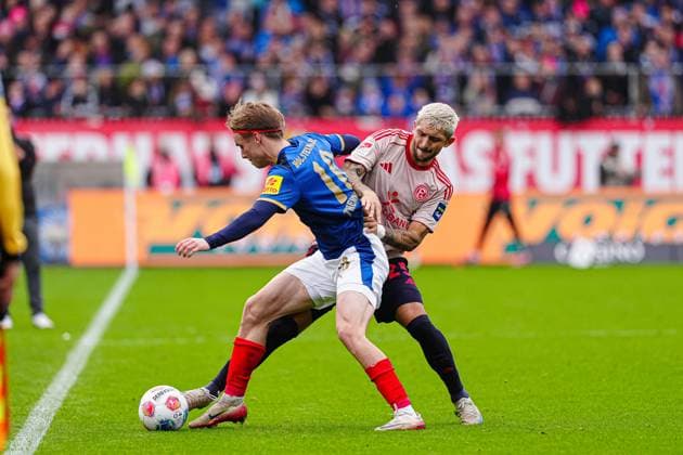 Jonas Therkelsen (Holstein Kiel, 10), Matthias Zimmermann (Fortuna Duesseldorf, 25) GER, Holstein Kiel vs. Fortuna Duesseldorf, Fussball, 2. Bundesliga, Spieltag 12, Saison 2025 2026, 09.11.2025 DFL REGULATIONS PROHIBIT ANY USE OF PHOTOGRAPHS AS IMAGE SEQUENCES AND OR QUASI-VIDEO GER, Holstein Kiel vs. Fortuna Duesseldorf, Fussball, 2. Bundesliga, Spieltag 12, Saison 2025 2026, 09.11.2025 Kiel Copyright: xEibner-Pressefoto MarcelxvonxFehrnx EP_MFN