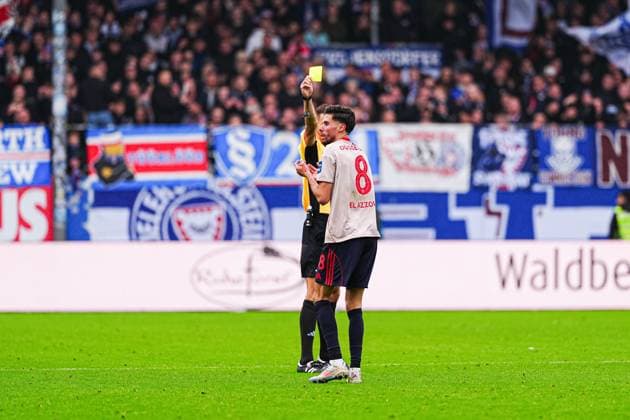 Gelbe Karte Anouar El Azzouzi (Fortuna Duesseldorf, 08) GER, Holstein Kiel vs. Fortuna Duesseldorf, Fussball, 2. Bundesliga, Spieltag 12, Saison 2025 2026, 09.11.2025 DFL REGULATIONS PROHIBIT ANY USE OF PHOTOGRAPHS AS IMAGE SEQUENCES AND OR QUASI-VIDEO GER, Holstein Kiel vs. Fortuna Duesseldorf, Fussball, 2. Bundesliga, Spieltag 12, Saison 2025 2026, 09.11.2025 Kiel Copyright: xEibner-Pressefoto MarcelxvonxFehrnx EP_MFN