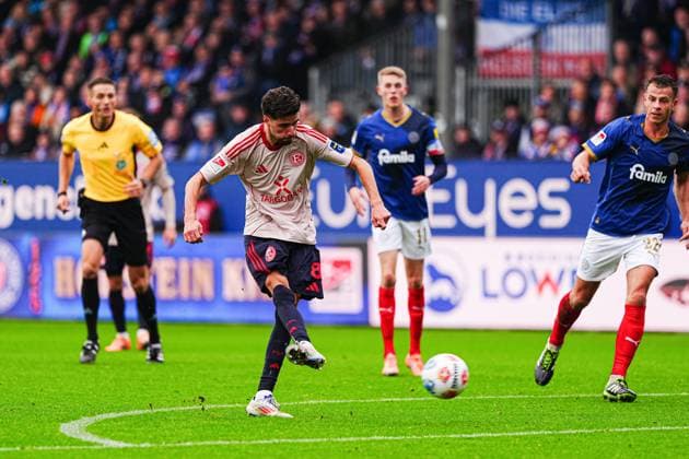 Torschuss Torchance Anouar El Azzouzi (Fortuna Duesseldorf, 08) GER, Holstein Kiel vs. Fortuna Duesseldorf, Fussball, 2. Bundesliga, Spieltag 12, Saison 2025 2026, 09.11.2025 DFL REGULATIONS PROHIBIT ANY USE OF PHOTOGRAPHS AS IMAGE SEQUENCES AND OR QUASI-VIDEO GER, Holstein Kiel vs. Fortuna Duesseldorf, Fussball, 2. Bundesliga, Spieltag 12, Saison 2025 2026, 09.11.2025 Kiel Copyright: xEibner-Pressefoto MarcelxvonxFehrnx EP_MFN