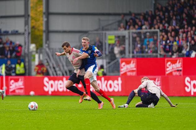 Foul Tim Breithaupt (Fortuna Duesseldorf, 06) an Alexander Bernhardsson (Holstein Kiel, 11) GER, Holstein Kiel vs. Fortuna Duesseldorf, Fussball, 2. Bundesliga, Spieltag 12, Saison 2025 2026, 09.11.2025 DFL REGULATIONS PROHIBIT ANY USE OF PHOTOGRAPHS AS IMAGE SEQUENCES AND OR QUASI-VIDEO GER, Holstein Kiel vs. Fortuna Duesseldorf, Fussball, 2. Bundesliga, Spieltag 12, Saison 2025 2026, 09.11.2025 Kiel Copyright: xEibner-Pressefoto MarcelxvonxFehrnx EP_MFN