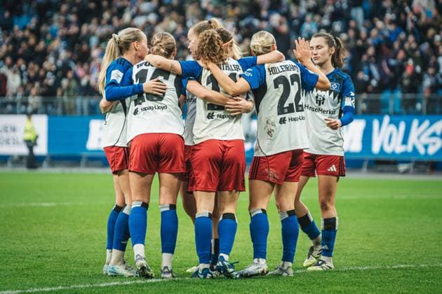 Google Pixel Frauen-Bundesliga: Hamburger SV vs. 1. FC Nürnberg, 09.11.2025 TOR, JUBEL, Die HSV Frauen zum 1:0 durch Melanie Brunnthaler (Hamburger SV, 11); Fußball, Google Pixel Frauen-Bundesliga, 10. Spieltag: Hamburger SV vs. 1. FC Nürnberg am 09.11.2025 im Volksparkstadion, Hamburg DFB DFL REGULATIONS PROHIBIT ANY USE OF PHOTOGRAPHS AS IMAGE SEQUENCES AND OR QUASI-VIDEO. Copyright: xBEAUTIFULxSPORTS Tonhäuserx